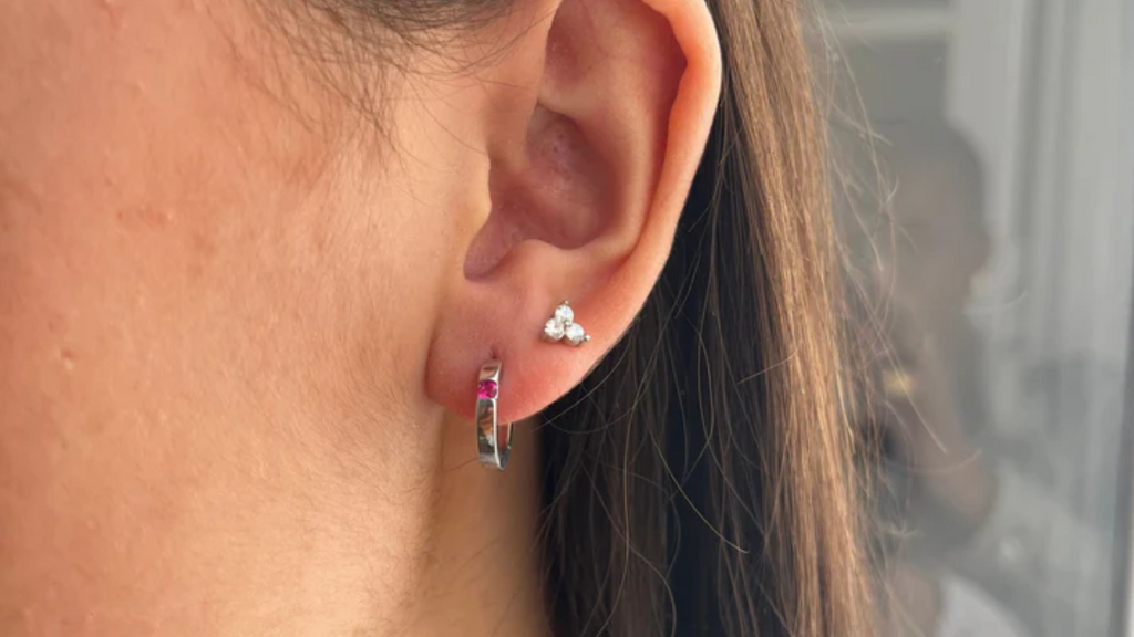 Pendientes plata en el trabajo: elegancia discreta para tu día a día